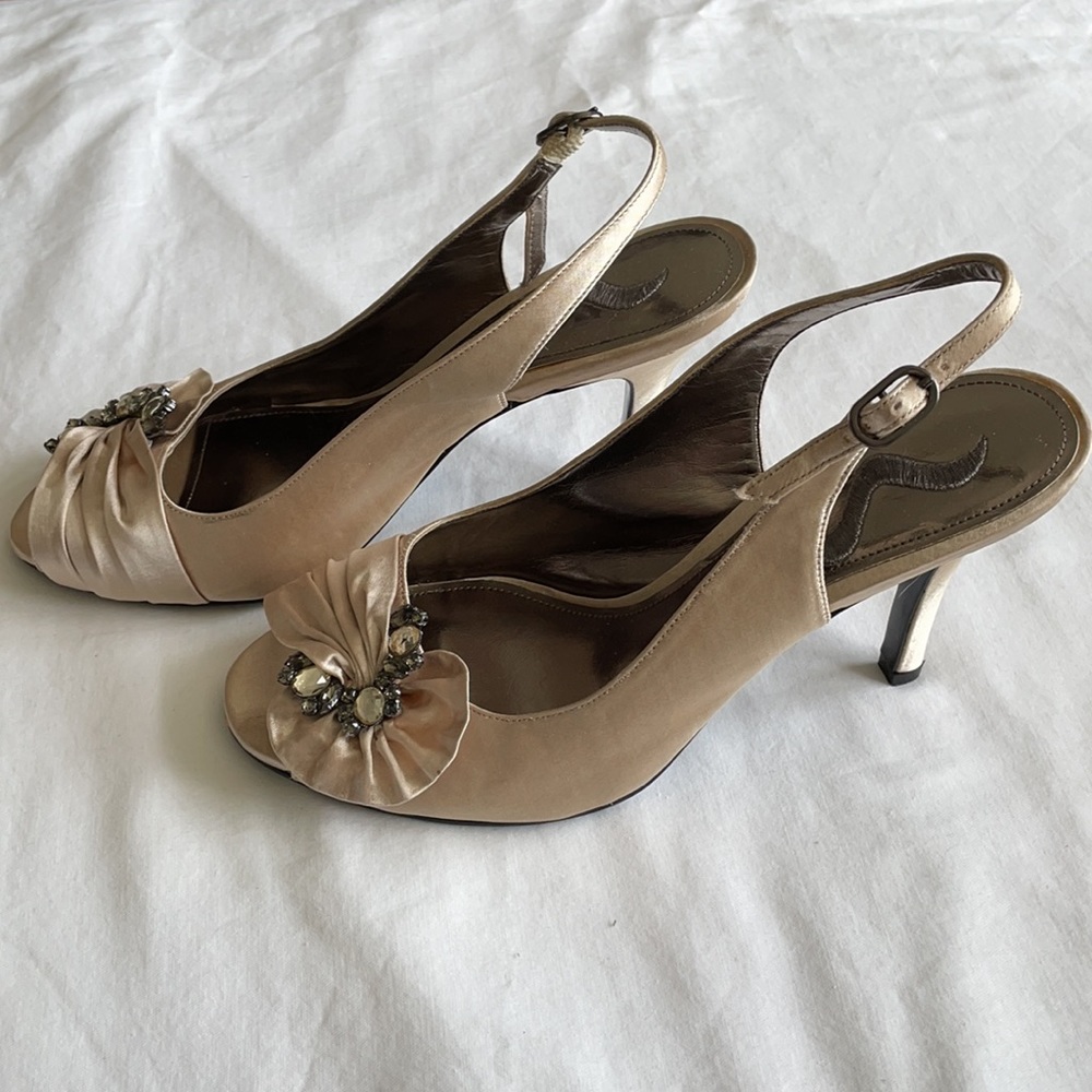 Vintage-look cream heels
